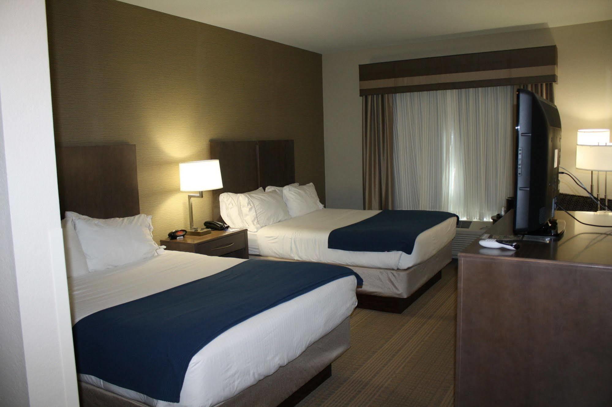 Holiday Inn Express Hotel & Suites Wichita Northeast By Ihg Dış mekan fotoğraf
